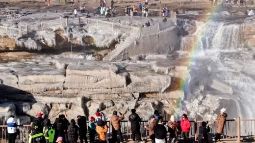 山(shān)西吉縣：冬日(ri)黃河壺口瀑布現冰掛景觀